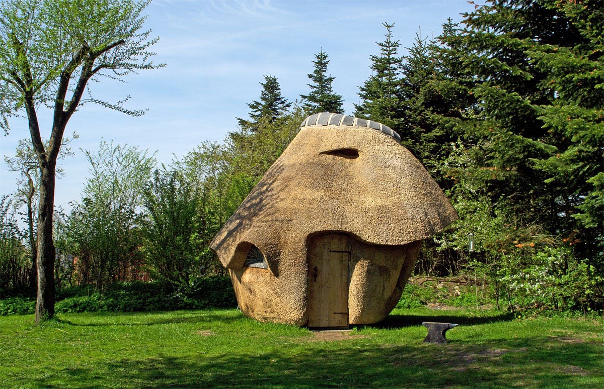 Stråtækt sauna der minder om et hobbitbo
