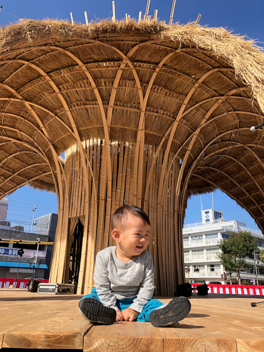 Japansk pavillon tækket med rishalm, træ og bambus ved en kulturfestival i Kochi.