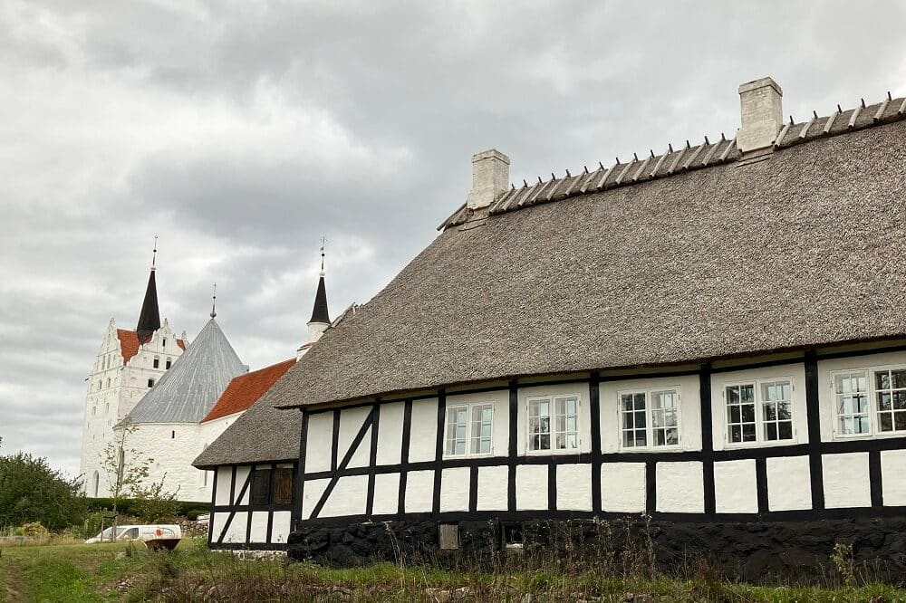 Kirkehøjgård renoveret med bæredygtigt stråtag