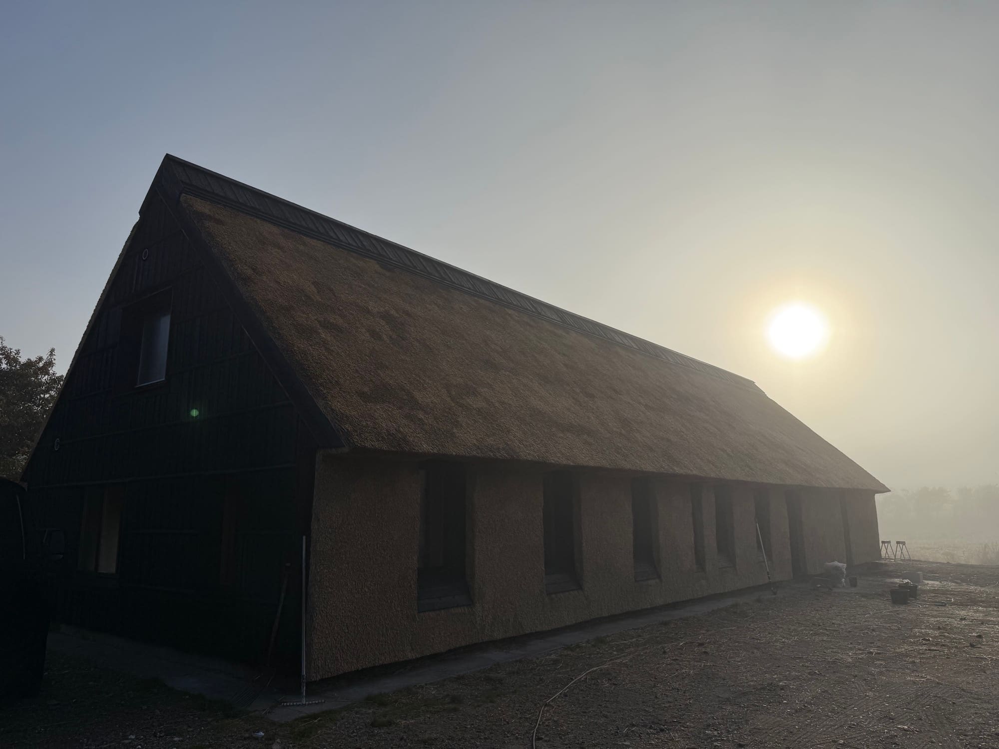 Huset efter renoveringen, stråtækt på både tag og facader