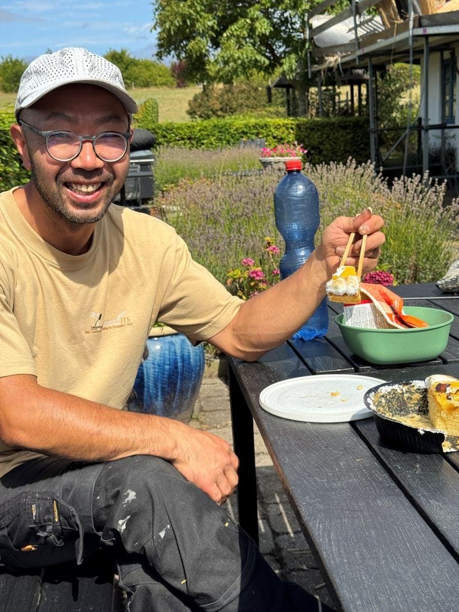 Den japanske tækkemand Rei Sukarai på arbejde i Danmark