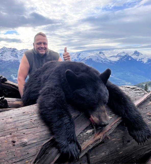 Henrik Jensen med en bjørn skudt i Canada