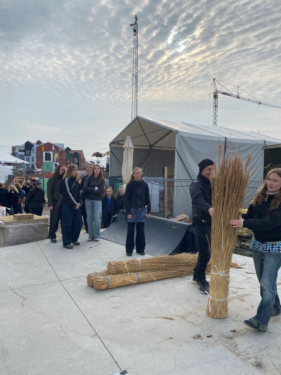 Deltagere prøver kræfter med tagrør på AFTRYK Festival 2026