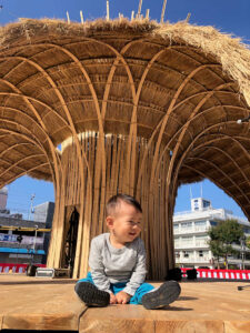 En japansk tækkemand viste ved en kulturfestival i byen Kochi, hvad strå kan. Materialerne er rishalm, træ og bambus. Pavillonen vakte opsigt og blev flittigt besøgt og benyttet.